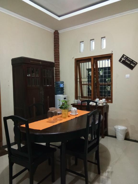 Ndalem Eyang Dwijo Hotell Yogyakarta Eksteriør bilde
